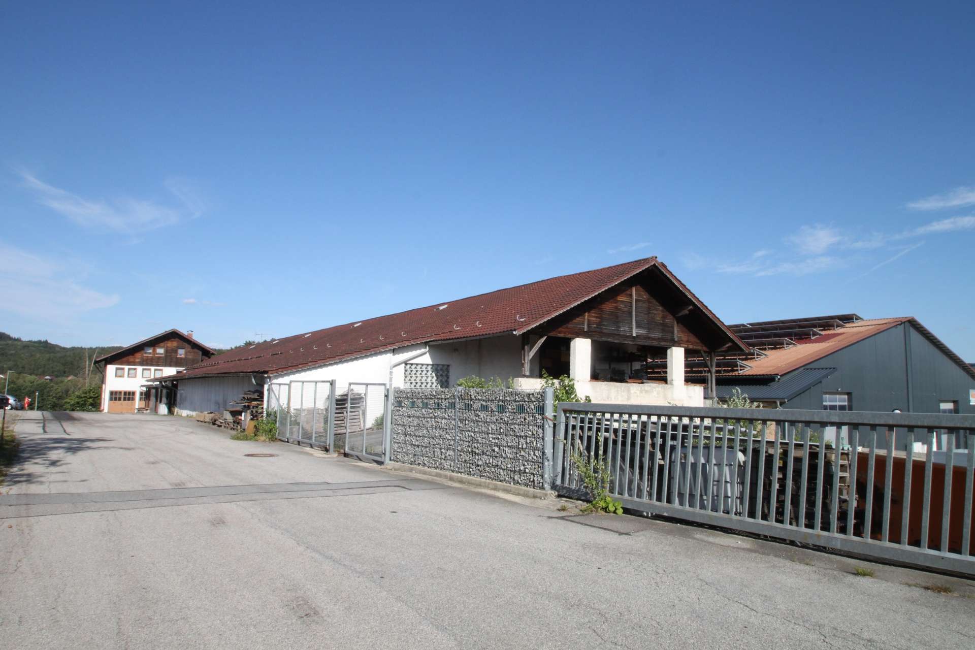 Massive Lagerhalle mit Wohnung und 30 kWp-PV-Anlage! in Thurmansbang