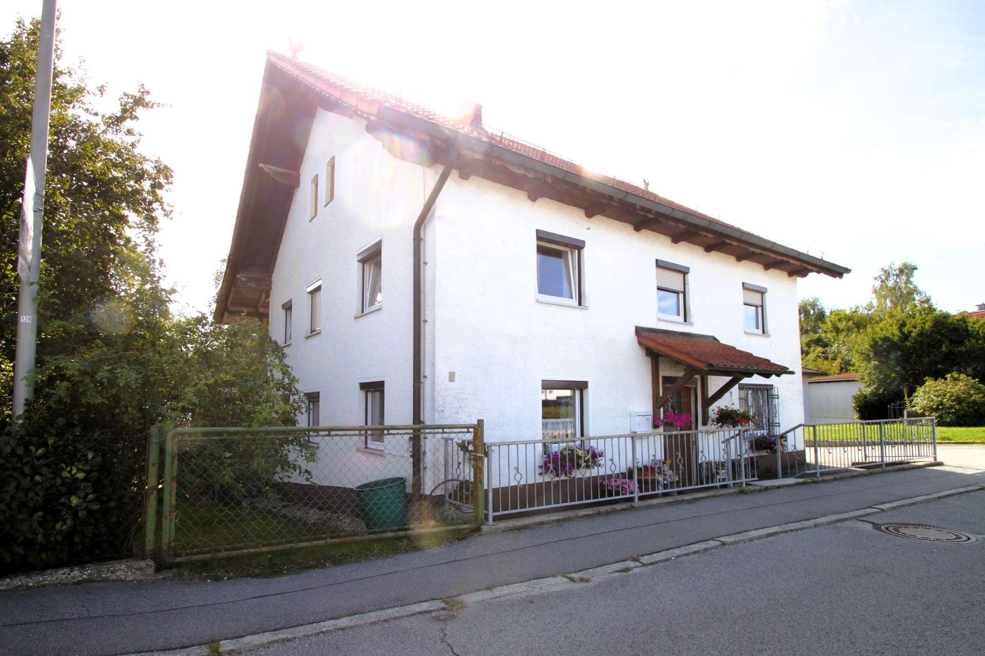 Ortenburg: Wohnhaus mit Nebengebäude und 3.600 m² Grund! in Ortenburg